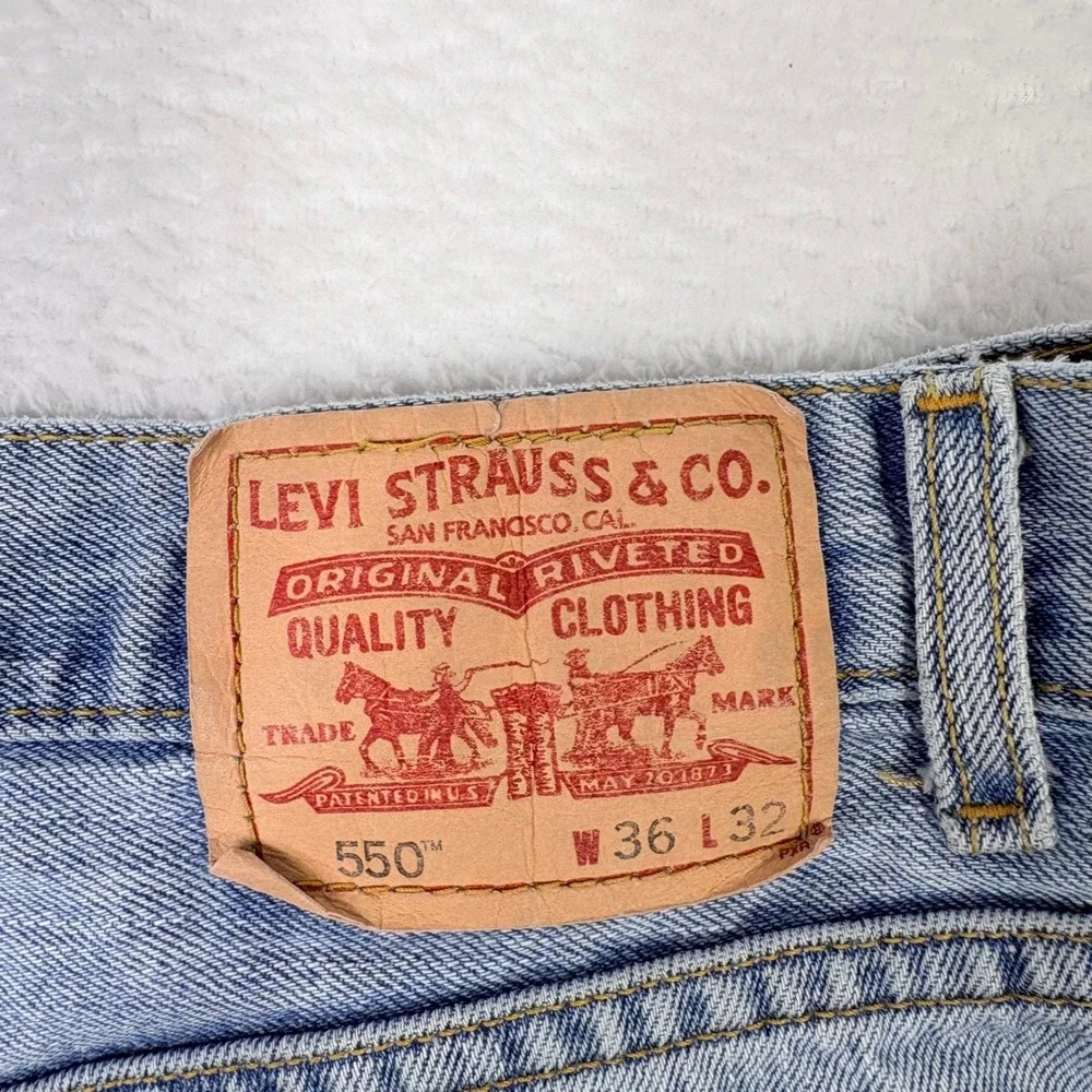 Levis 550 Relaxed Fit Light Wash Denim Jeans Mens 36x32 Measures 35x30‎ Y2K Worn